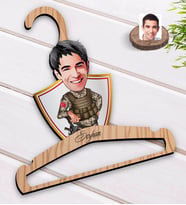 BK Gift Kişiye Özel Asker Karikatürlü Standart Boy Ahşap Elbise Askısı-2