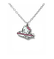 Hello Kitty Pembe Uçak Figürlü Kolye – 60 cm Zincirli Sevimli ve Renkli Unisex Takı (Gümüş)