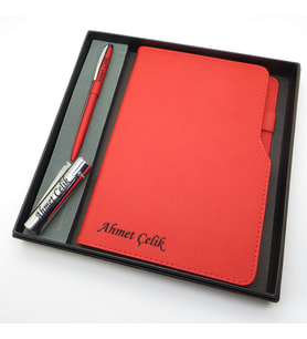 Signator® Codex  N242 Kişiye Özel Defterli Set - Scrikss İsme Özel Kırmızı Kalem + İsme Özel Kırmızı Defter + İsme Özel Gümüş Çakmak  İsme Özel Kutusunda Hediyelik Set (Karışık)
