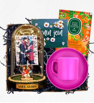Fotoğraflı İsimli ve Işıklı Fanus & Pembe Kahve Fincanı Hediye Seti  Kişiye Özel Premium Set (Model 4)