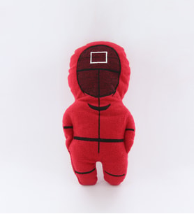 SQUİD GAME PELUS BEBEK KARE MASKE 35cm (Kırmızı)