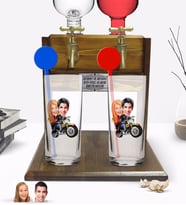 BK Gift Kişiye Özel Renkli Baskılı Sevgililer Karikatürlü İkili Vodka Bardağı ve Çift Musluklu Doğal Ahşap Vodka Standı-17 (Model 1)