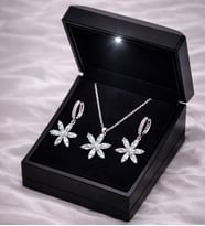 Işıklı Özel Hediye Kutusunda 925 Ayar Gümüş Lotus Çiçeği Kadın Kolye & Küpe Set Farklı Renk Seçenekli (Beyaz)