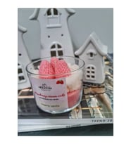 Candles Strawberry Cupcake Çilekli Mum Vanilya Amber Kokulu Hediyelik Dekoratif Soya Mum (Çok Renkli)