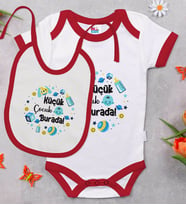 BK Kids Küçük Çocuk Burada Tasarımlı Kırmızı Bebek Body Zıbın ve Mama Önlüğü Hediye Seti-1