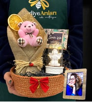 Size Özel Fotoğraflı Sepet  Pembe Ayıcıklı Kumaşlı Buket, Işıklı Beyaz Melekli Fanus
