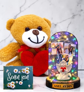 Kişiye Özel Yazılı 3 Fotoğraflı Led Işıklı Beyaz Melekli Fanus ve Kalpli Peluş Ayıcık