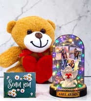 Kişiye Özel Yazılı 3 Fotoğraflı Led Işıklı Beyaz Melekli Fanus ve Kalpli Peluş Ayıcık