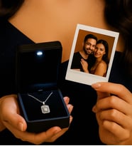 Kişiye Özel Polaroid Fotoğraflı Premium Işıklı Kutuda 925 Ayar Gümüş Baget Taşlı Kadın Kolye