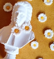 Mini Daisy El Yapımı Beyaz Minimal Papatya Küpe (Beyaz-Sarı)