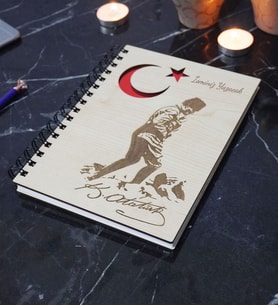 Kişiye Özel Mustafa Kemal Atatürk Desenli Ahşap Kapaklı Defter - Ajanda - İsme Özel - A5 60 Yaprak (120 SAYFA) Hediyelik (Kırmızı)
