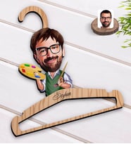 BK Gift Kişiye Özel Erkek Ressam Karikatürlü Standart Boy Ahşap Elbise Askısı-1