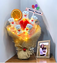 MUTLU YILLAR Temalı / Led Işıklı ve Fotoğraflı Tatlı Ayıcıklar Buketi / Premium Hediye
