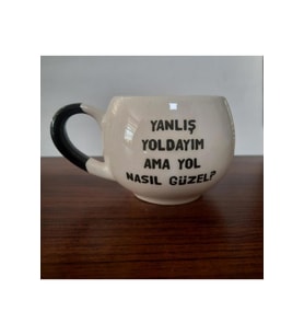 Yanlış Yoldayım Ama Yol Nasıl Güzel Baskılı Siyah Kulplu Balon Kupa