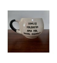 Yanlış Yoldayım Ama Yol Nasıl Güzel Baskılı Siyah Kulplu Balon Kupa
