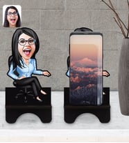 BK Gift Kişiye Özel Kadın Patron Karikatürlü Ahşap Biblo Telefon Standı-5