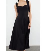 Moda Stil Relaxed Kalp Yaka Midi Boy A-Kesim Askı Bağlama Detaylı Dokuma Elbise (Siyah)