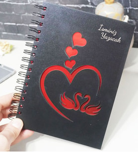 Kişiye Özel Kuğu Aşk Desenli Ahşap Kapaklı Defter - Ajanda - İsme Özel - A5 60 Yaprak (120 SAYFA) Hediyelik (Kırmızı)
