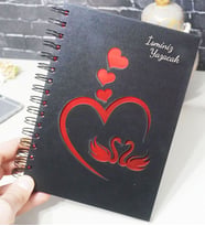 Kişiye Özel Kuğu Aşk Desenli Ahşap Kapaklı Defter - Ajanda - İsme Özel - A5 60 Yaprak (120 SAYFA) Hediyelik (Kırmızı)