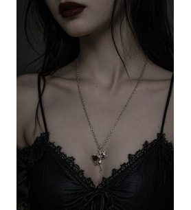 Gotik Kedi Figürlü Kırmızı Kalp Detaylı Metal Kolye Unisex