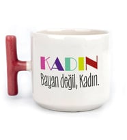 Kadın Bayan Değil Baskılı Kadınlar Günü Kırmızı Kulplu T Kupa