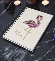 Kişiye Özel Flamingo Desenli Ahşap Kapaklı Defter - Ajanda - İsme Özel - A5 60 Yaprak (120 SAYFA) Hediyelik (Pembe)