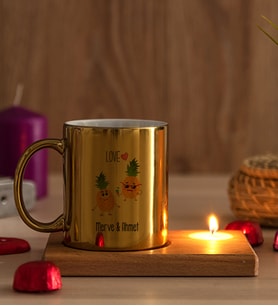 Kişiye Özel Sevimli Ananaslar Ahşap Altlıklı Mumlu Gold Kupa