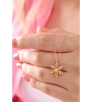 925 Ayar Gümüş Zincirli Rose Kaplama Sarı Damla Taşlı Kamelya Lotus Çiçeği Kolye