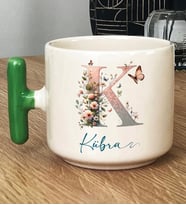 Kişiye Özel Çiçekli Kelebekli K Harfli Hediye T Kupa Bardak İsimli İsim Yazılı (Yeşil)