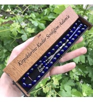 Kirpiklerine Kadar Sevdiğim Adam a Söz Detaylı Sevgiliye Hediye Ahşap Kutulu Mavi Tesbih