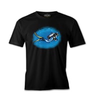 A Scuba Diver with his Oxygen Tube Siyah Erkek Tshirt