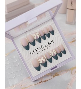 Louésse Emerald Grace Takma Tırnak 12’li Yeşil French İnci ve Kurdele Detaylı Zarif Nail Set