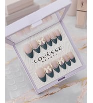 Louésse Emerald Grace Takma Tırnak 12’li Yeşil French İnci ve Kurdele Detaylı Zarif Nail Set