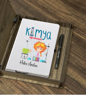Kişiye Özel Kimya Öğretmeni Tasarımlı Ahşap Kutulu Ajanda Kalem Seti (Beyaz)