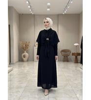 Broş Detaylı Pelerinli Tesettür Elbise-SİYAH