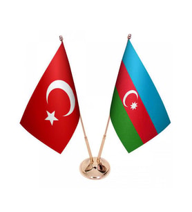 Masa Üstü Azerbaycan Bayrağı Türk Bayrağı İkili Pirinç Direk Masa Bayrak Seti