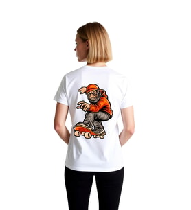 Kırmızı Kızak Giymiş Gorilla Skateboarding Baskılı Kadın Tişört