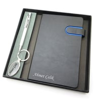 Signator® Codex  N295 Kişiye Özel Defterli Set - İsme Özel Beyaz Kalem + İsme Özel Siyah Defter + İsme Özel Anahtarlık İsme Özel Kutusunda Hediyelik Set (Karışık)
