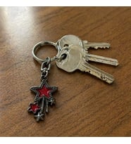Kırmızı Yıldız Figürlü Gotik Metal Anahtarlık Unisex Aksesuar