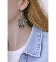 Mistik Pentagram ve Sembol Detaylı Gümüş Renk Unisex Sallantılı Küpe – Gotik & Spiritüel Tasarım