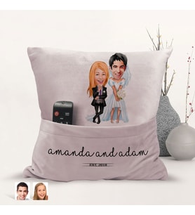 BK Gift Kişiye Özel Sevgililer Karikatür Tasarımlı Organizer Kumanda ve Atıştırmalık Cepli Pembe Kırlent Yastık-16 Arkadaşa Hediye, Cepli Yastık