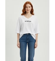 Kadın Oversize V Yaka Beyaz Baskılı T-Shirt