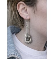 String Flame Charm – Elektro Gitar Figürlü Gümüş Renk Unisex Sallantılı Küpe