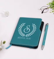 BK Gift Kişiye Özel Çelenk Baş Harfli İsimli Turkuaz Termo Deri Defter Kalem Seti-5