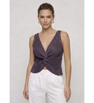 Twist Knot Detaylı Premium Kadın Triko Bluz – V Yaka Örgü Dokulu Şık Crop Tasarım