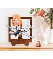 BK Gift Kişiye Özel Kadın Kaptan Pilot Karikatürlü Ahşap Standlı 3D Biblo-1 (Beyaz)