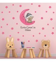 Kişiye Özel İsimli Ay Üzerinde Uyuyan Sevimli Ayıcık, Yıldızlar ve Puantiyeler Duvar Sticker Seti - 6 Renk Seçenekli Bebek ve Çocuk Odası Dekorasyonu (Fuşya)