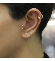 Tragus Altın Piercing – Tek Taş İnci Sallantılı