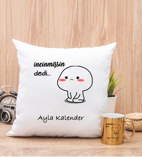 Kişiye Özel İncinmişsin Dedi Tasarım Esprili Kare Yastık ve Gold Kupa