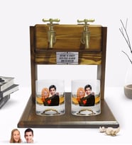 BK Gift Kişiye Özel Renkli Baskılı Sevgililer Karikatürlü İkili Viski Bardağı ve Çift Musluklu Doğal Ahşap Viski Standı-88 (Model 1)